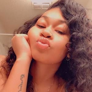 Meet your Posher, Elisia